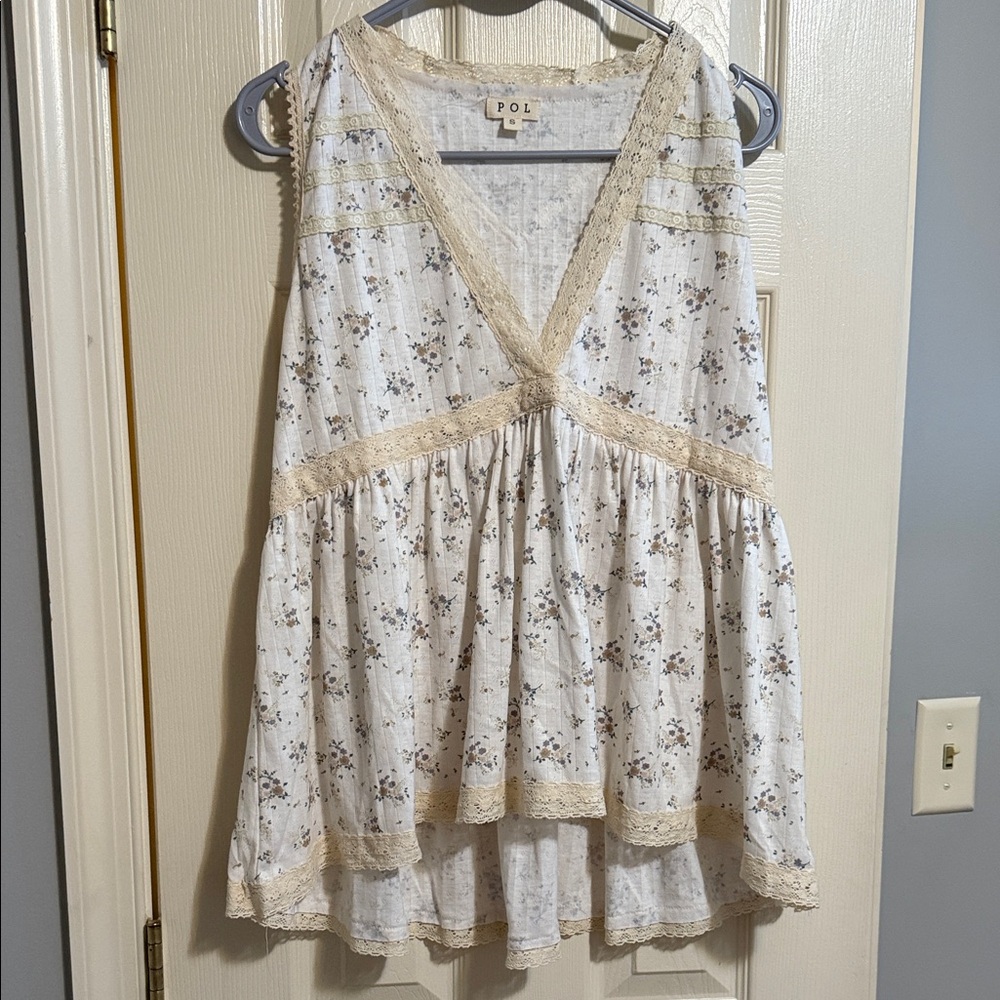 POL Cream Floral V-Neck Top. Size Small.